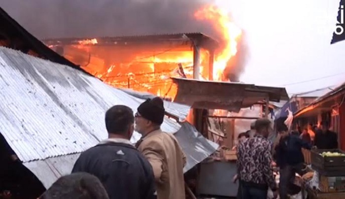 Şəki səhəri yanğınla açdı, bazar külə döndü - Video